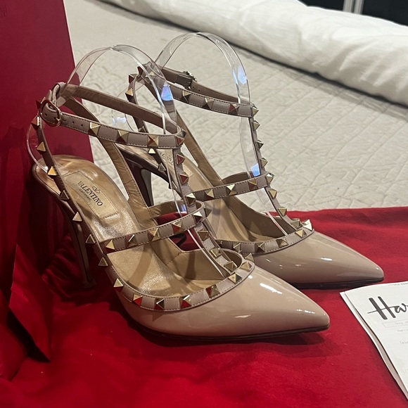 ❤️❤️❤️Valentino Rockstud Patent Heels in Poudre Color❤️❤️❤️ - Picture 4 of 16